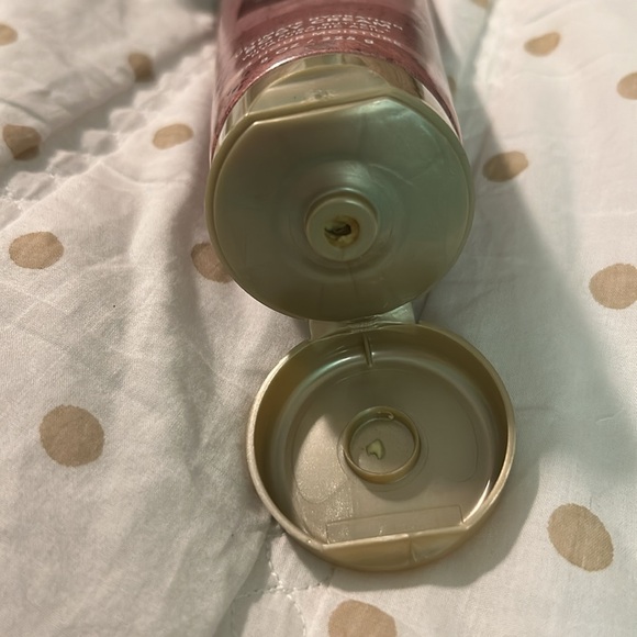 Bath and Body Works Wrapped in Vanilla Body Cream - Picture 4 of 4